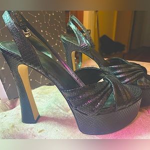 Michael Kors Selena Snake Embossed Leather Platform size 9, great condition.